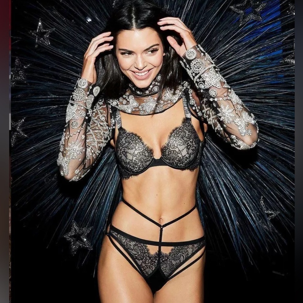 Victoria's Secret Very Sexy shine strap bra black color 32B